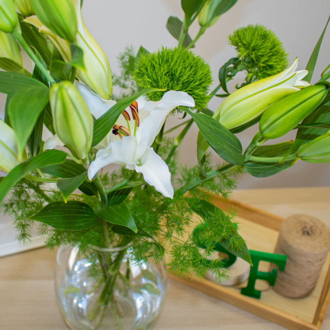 **Ramo "Aura" – 7 Lilium Blancos, Barbatus y Esparraguera | Soyflorista 🌿✨** **Ramo "Aura" – 7 Lilium Blancos, Barbatus y Esparraguera | Soyflorista 🌿✨**